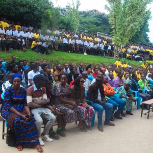 Aha ni umuyobozi wa amasomo(Dos) ari kuvuga ijambo imbere ya ababyeyi